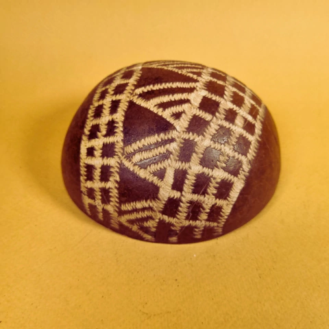 Artefato Decorado Indígena Grande - Etnia Tikuna - Mod. 15 (cuia)