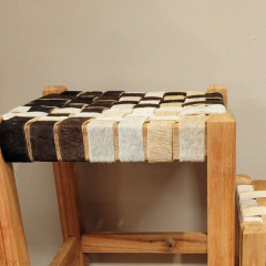 Par de Bancos Madeira com Couro (45 e 30 cm) Vale do Jequitinhonha - ARUH  Arte | Decor | Artesanato