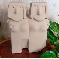 Casal de Mulheres Passeando - Mano de Baé - Escultura Cerâmica - buy online