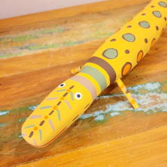 Lagarto Madeira Ilha do Ferro GG - Amarelo com bolinhas coloridas na internet