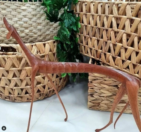 Escultura Madeira "Cachorro Baleia" em Pé Olhando Cima - Marcos de Sertânia