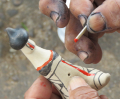 Boneca Indígena Ritxoko de Cerâmica - Lenda do Parto da Onça - Mod. 1 - ARUH  Arte | Decor | Artesanato