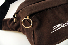 POCHETE SIGNATURE OVERSIZED BROWN - comprar online