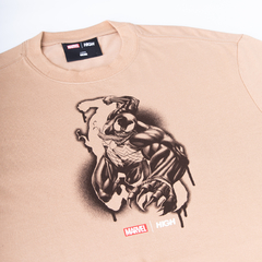 TEE VENOM SAND na internet