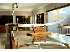 Espada Cossaco Ucraniano Afiada com Expositor de Parede - OLordNerd