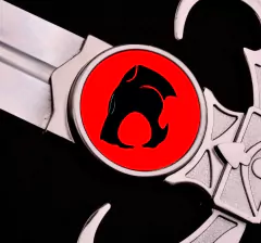 Espada Justiceira Thundercats com Expositor de Mesa - OLordNerd