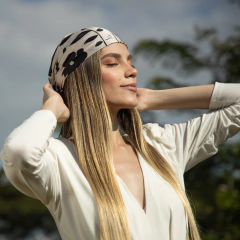 Pañoleta Sueña 70x70 - HIP Universo estampado - Ropa y Accesorios para mujer 