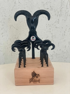 KIT CHURRASCO HARAS EDUARDO COSTA, TRIDENTE BODE PRETO 8 GARFINHO DE PETISCO E UMA BASE EM MADEIRA - comprar online