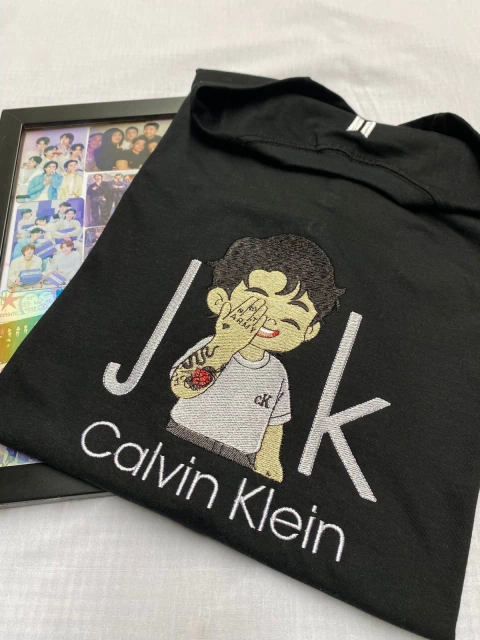 Camiseta 2B - Frente Jk Calvin Klein - Costas Jungkook - comprar online