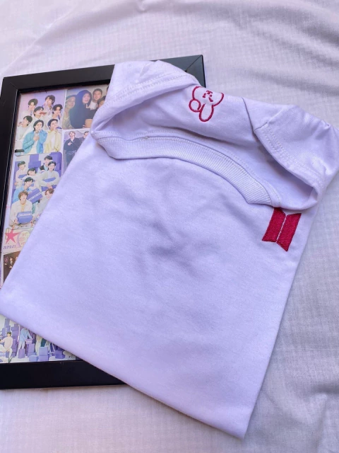 Camiseta minimalista B T 2 1- frente símbolo BTS - Costa Cooky - comprar online