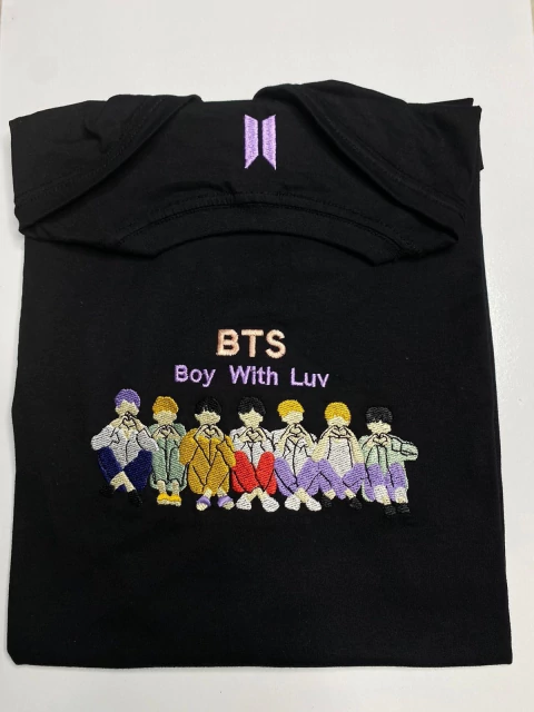 Camiseta BTS - Boy With Luv - Defeito nas cores da linha das calça e cabelo yoongi - comprar online