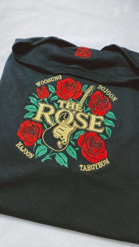 Camiseta The Rose Tour - Defeito bordado centímetros acima - Pronta entrega - comprar online