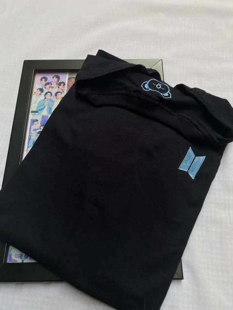 Camiseta minimalista B T 2 1- frente símbolo BTS - Costa Koya - comprar online