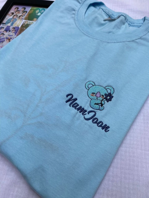 Camiseta 2B - frente Koya (Namjoon) - Costas flores azuis - comprar online