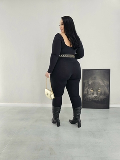 Macacão Plus Size Poliana - Morena Pitaya | Moda Plus Size