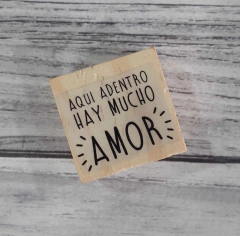 SELLO 4X4 CM - AQUI ADENTRO HAY MUCHO AMOR -E15