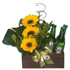 ARRANJO COM HEINEKEN E GIRASSÓIS