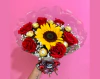 BUQUÊ COM GIRASSOL, ROSAS E CHOCOLATES FERRERO ROCHER