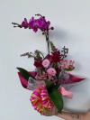 ORQUÍDEA ROXA COM ARRANJO FLORAL