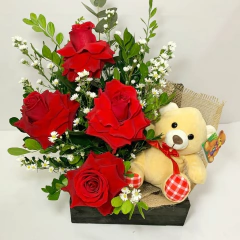 BAÚ DE ROSAS E URSO DE PELÚCIA
