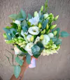 BUQUÊ DE NOIVA COM FLORES BRANCAS E EUCALIPTO