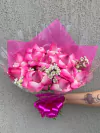 BUQUÊ COM 12 ROSAS COR DE ROSA