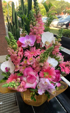 ARRANJO REDONDO COM FLORES NOBRES