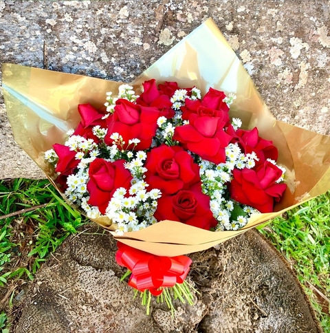 BUQUÊ COM 12 ROSAS