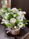 ARRANJO FLORES BRANCAS E VERDES