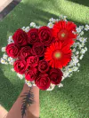 CAIXA DE CORAÇÃO COM ROSAS E GÉRBERAS