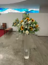 Arranjo para altar com girassóis