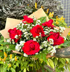 BUQUÊ com 6 rosas vermelhas