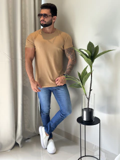 CAMISETA COM TEXTURA JACQUARD CARAMELO COM ELASTANO - Man In Motion Outlet