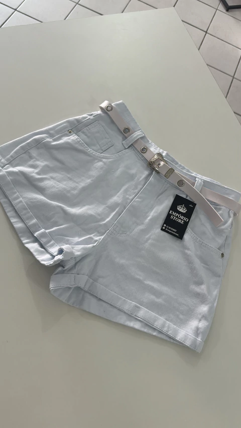 Short Mom branco com cinto