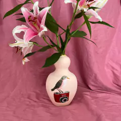 Vaso grande: o pássaro e sua câmera vermelha