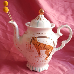 Cafeteira carnavalesca-chuvosa com oncinha