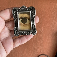 Pintura pequena olho castanho na internet