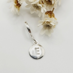 Berloque Letra E Medalha Prata 925
