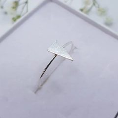 Anel Triângulo Liso Prata 925 na internet