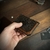Carteira Cardholder Canva Havana em mãos, com design moderno e elegante.