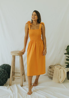 Vestido Amanda cor abóbora mostarda