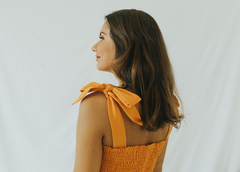 Vestido Amanda cor abóbora mostarda