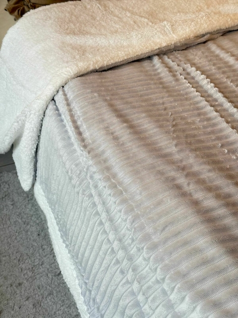 QUEEN Frazada Salvador Corderoy Corderito GRIS CLARO - comprar online