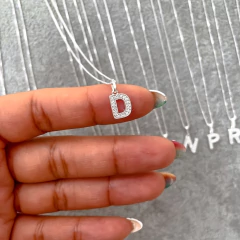 Collar Inicial D en internet