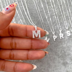 Collar Inicial M en internet