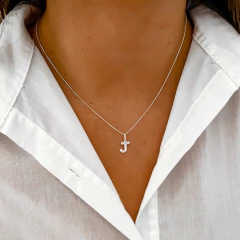 Collar Inicial J
