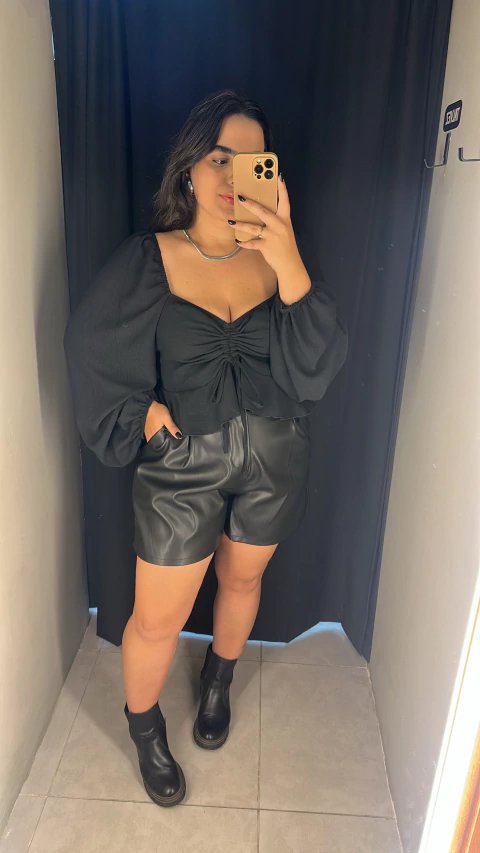 Cropped em crepe - Amsterdã - manga longa - comprar online