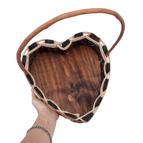Cesta Coração de Madeira Rústica com Alça M 27x30cm