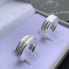 Aliança 5mm (c/ 15 pedras zircônia e canto liso) | PRATA 950 Cod. 1811 na internet