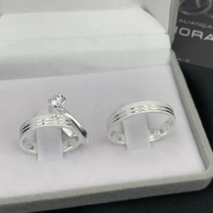 Aliança 4mm (c/ 2 canais laterais + Pedra rosa cravejada) | PRATA 950 na internet